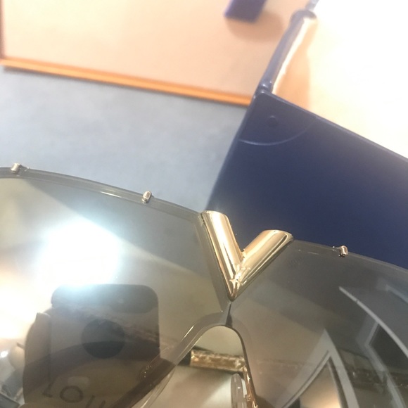 Louis Vuitton Sunglasses - Picture 3 of 5